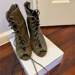 Size 7, beautiful color